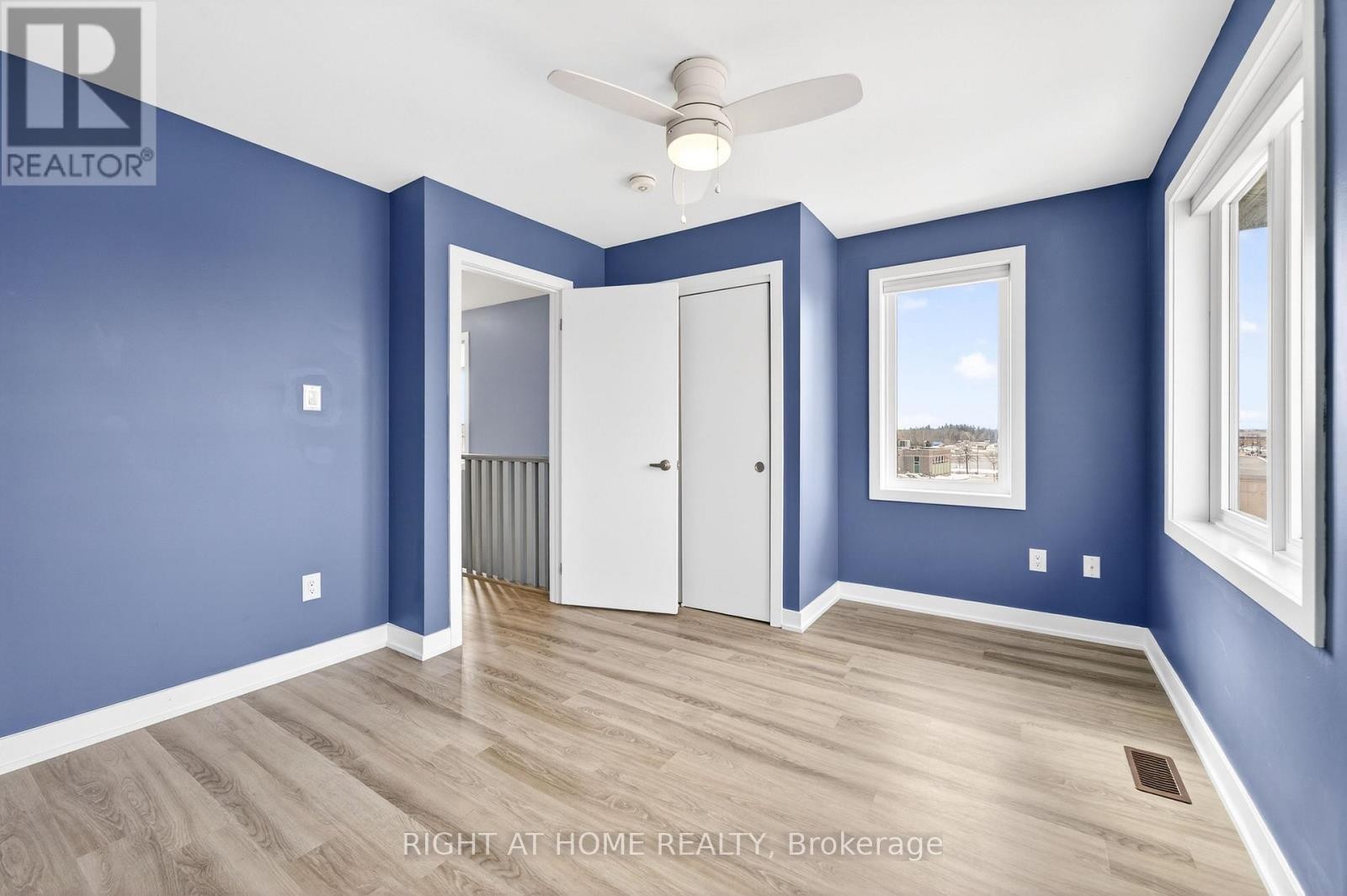 












48 MARKLE CRESCENT

,
Hamilton (Ancaster),




Ontario
L9G0H3

