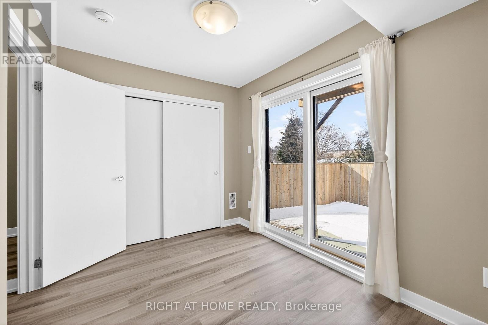 












48 MARKLE CRESCENT

,
Hamilton (Ancaster),




Ontario
L9G0H3

