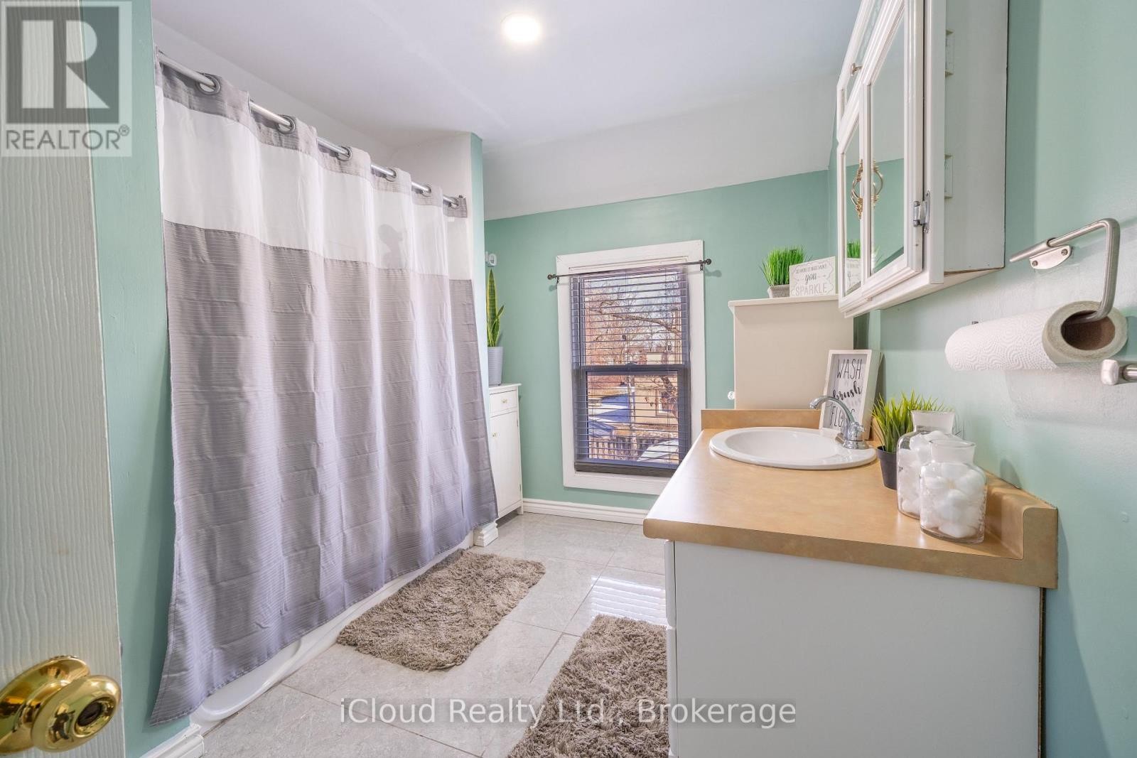 












2 RICHMOND AVENUE

,
St. Catharines (E. Chester),




Ontario
L2R3W7

