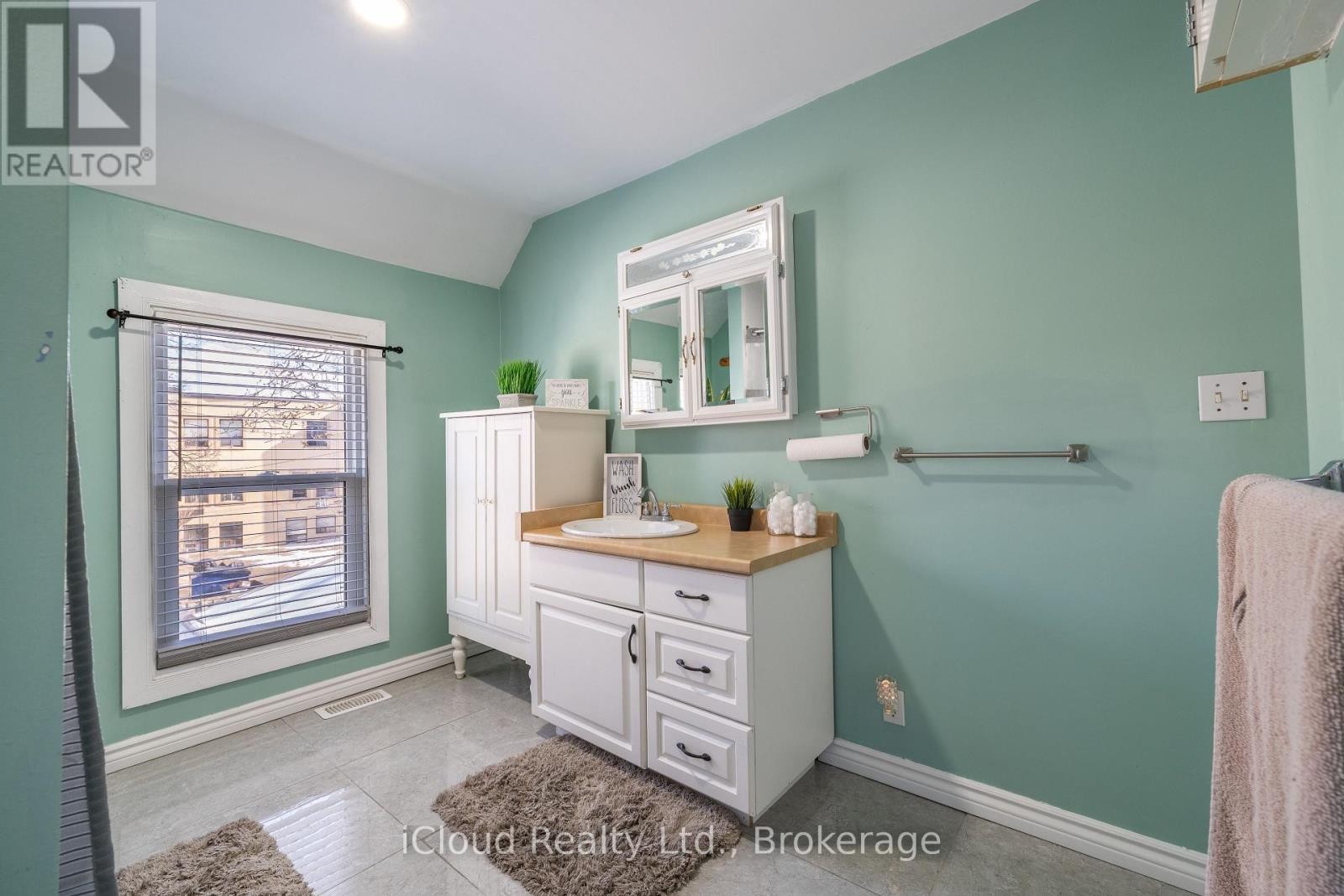 












2 RICHMOND AVENUE

,
St. Catharines (E. Chester),




Ontario
L2R3W7

