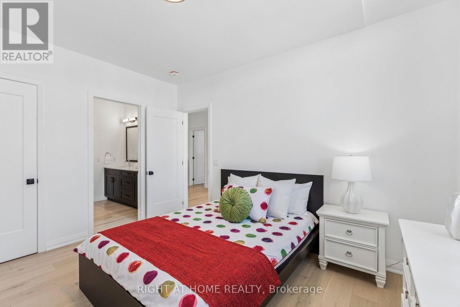 












66 KENMIR AVENUE

,
Niagara-on-the-Lake (St. Davids),




Ontario
L0S1J0

