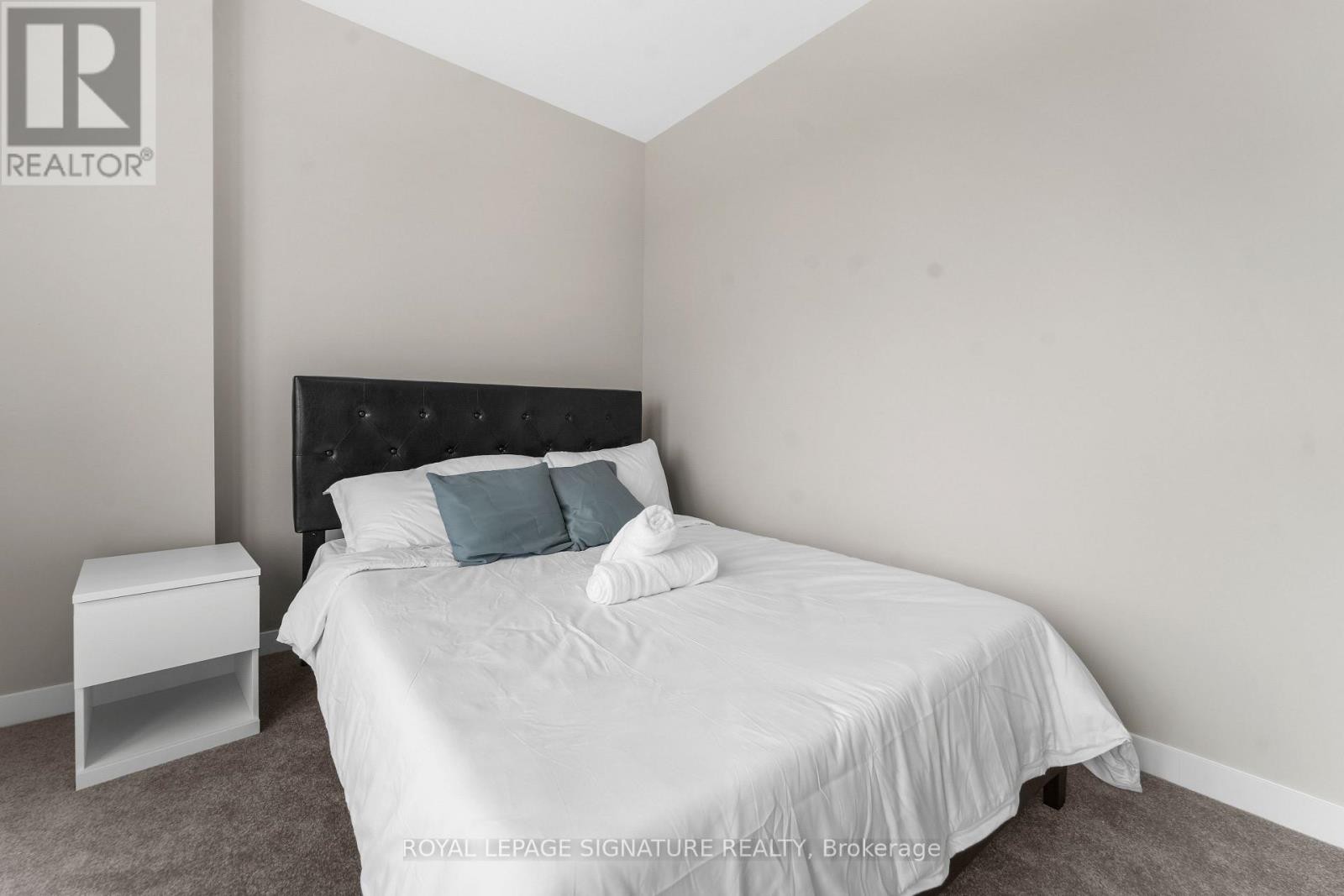 












280 SAPLING GROVE S

,
Ottawa,




Ontario
K2J7L9

