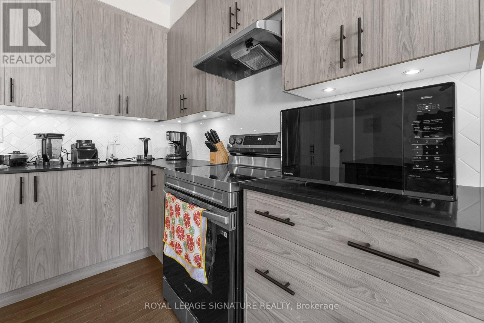 












280 SAPLING GROVE S

,
Ottawa,




Ontario
K2J7L9

