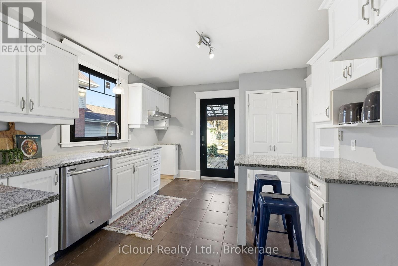 












302 BRIDGE STREET E

,
Belleville (Belleville Ward),




Ontario
K8N1P6

