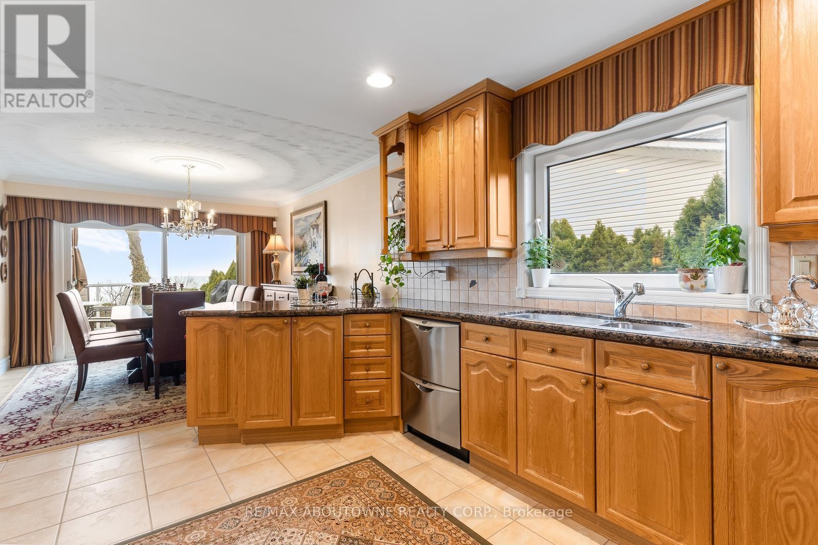 












1 TWELFTH STREET

,
Grimsby (Grimsby Beach),




Ontario
L3M2V6

