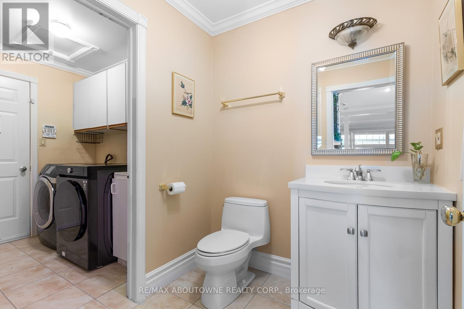 












1 TWELFTH STREET

,
Grimsby (Grimsby Beach),




Ontario
L3M2V6

