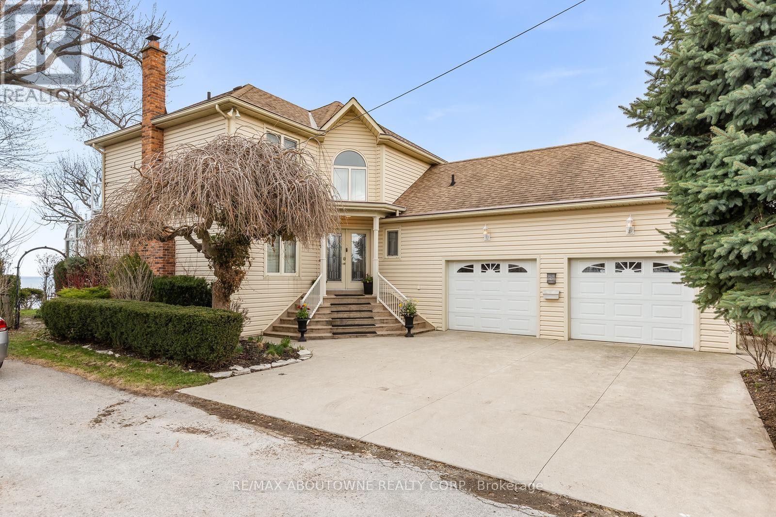 












1 TWELFTH STREET

,
Grimsby (Grimsby Beach),




Ontario
L3M2V6

