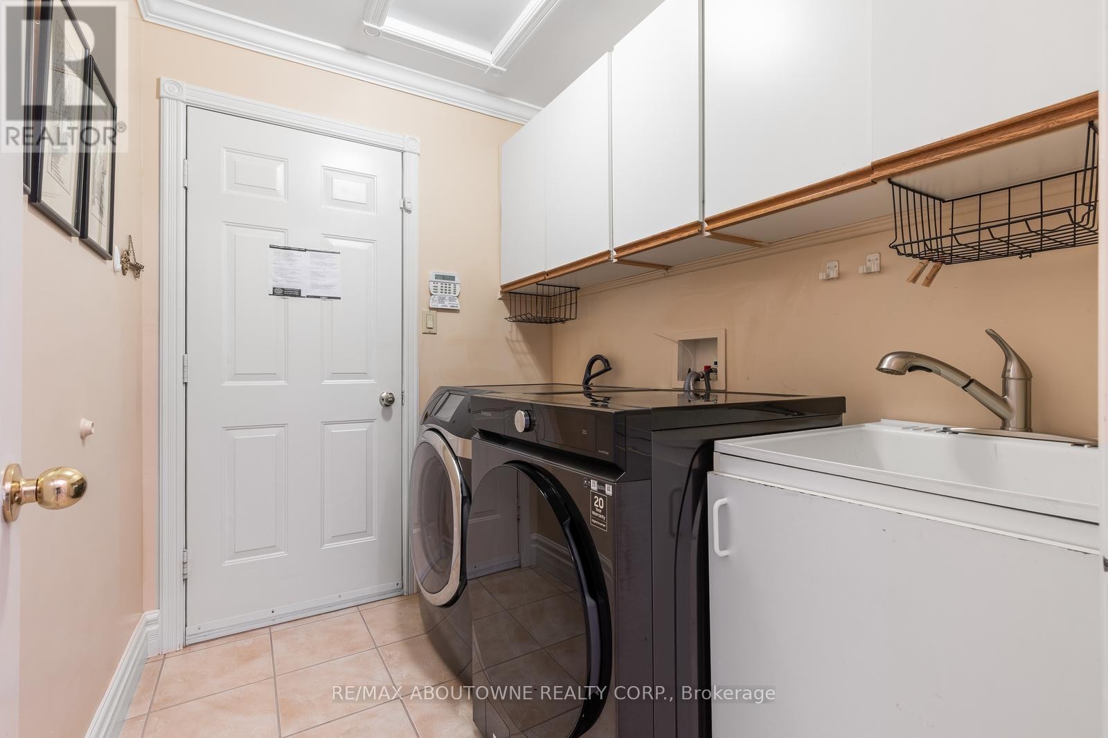












1 TWELFTH STREET

,
Grimsby (Grimsby Beach),




Ontario
L3M2V6

