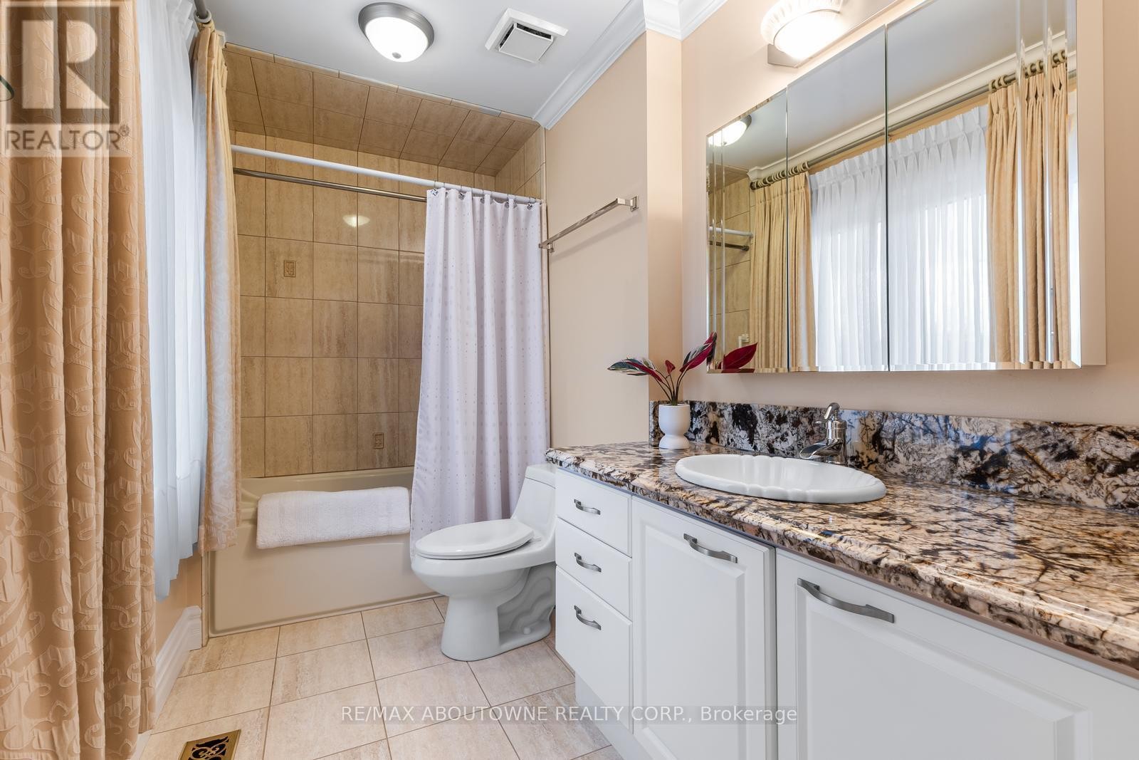 












1 TWELFTH STREET

,
Grimsby (Grimsby Beach),




Ontario
L3M2V6


