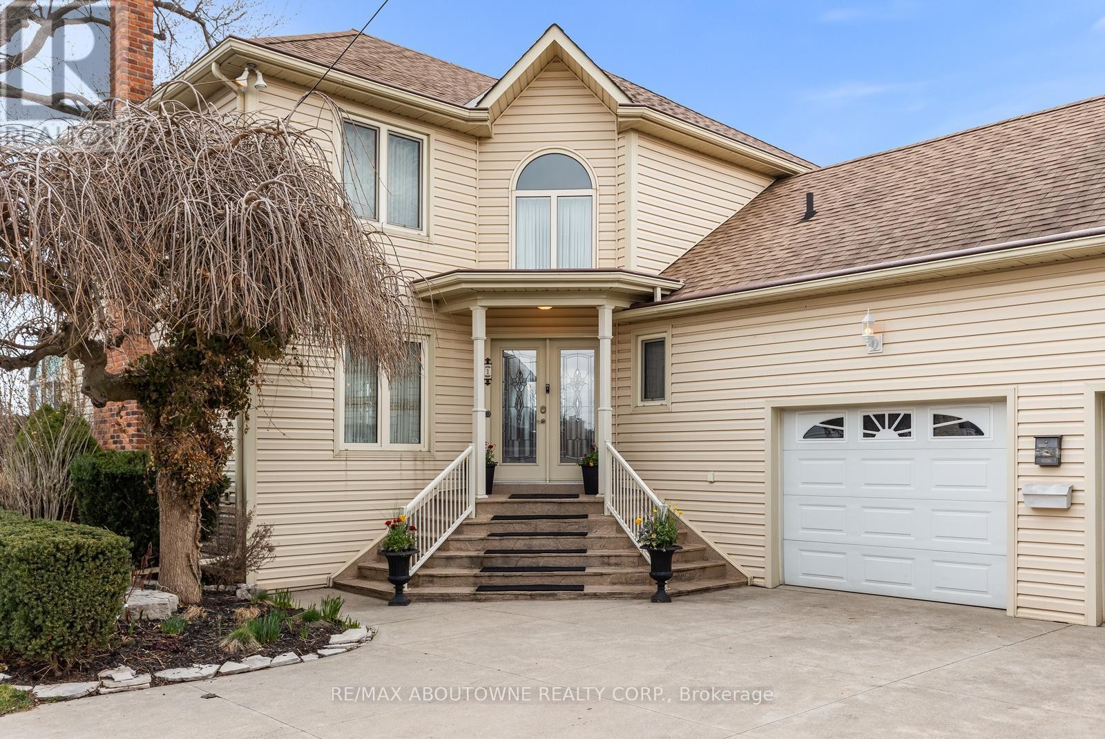 












1 TWELFTH STREET

,
Grimsby (Grimsby Beach),




Ontario
L3M2V6

