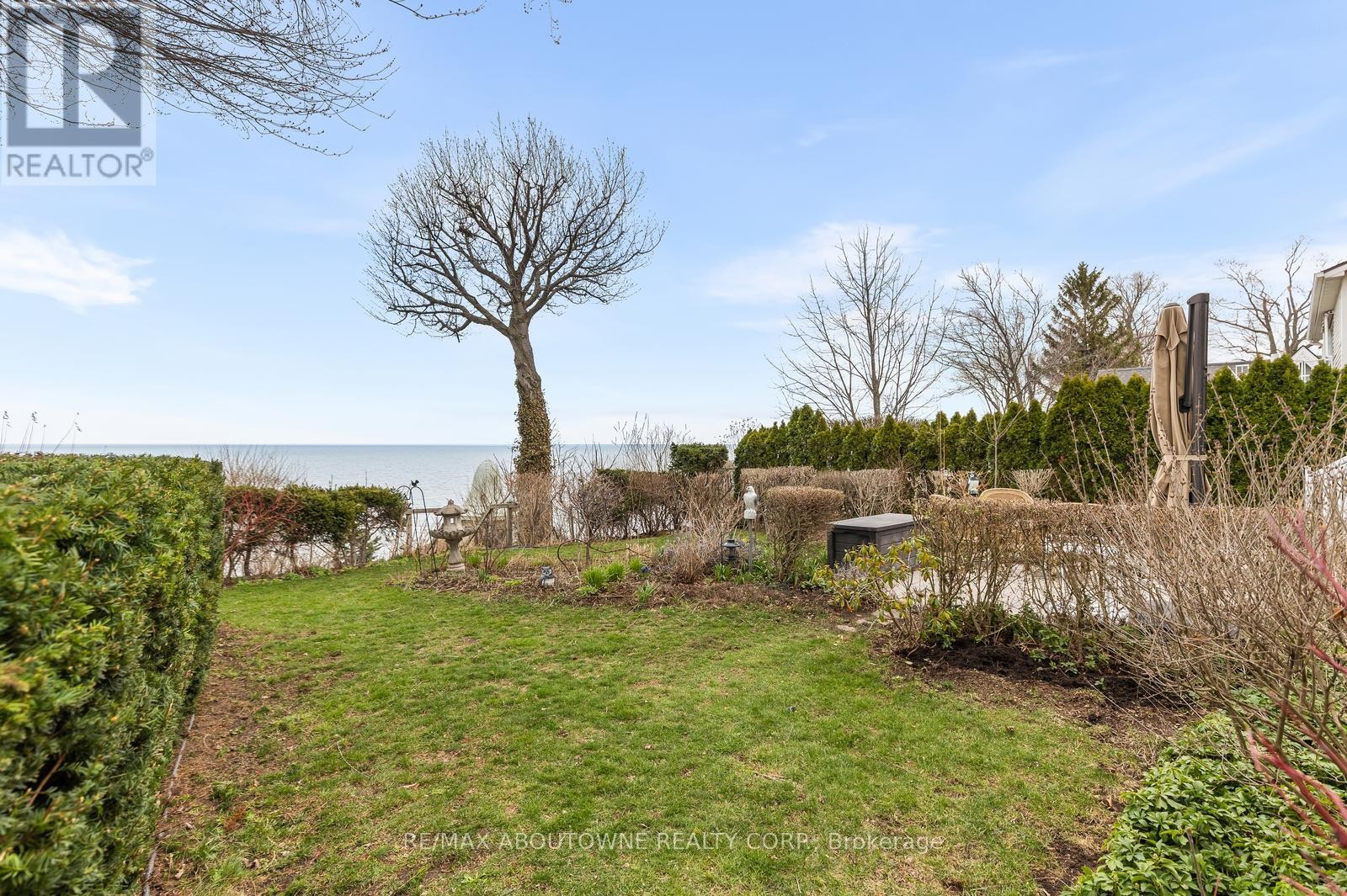 












1 TWELFTH STREET

,
Grimsby (Grimsby Beach),




Ontario
L3M2V6

