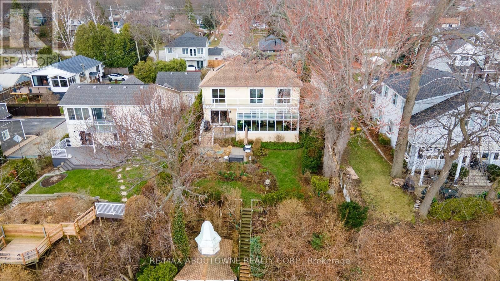 












1 TWELFTH STREET

,
Grimsby (Grimsby Beach),




Ontario
L3M2V6

