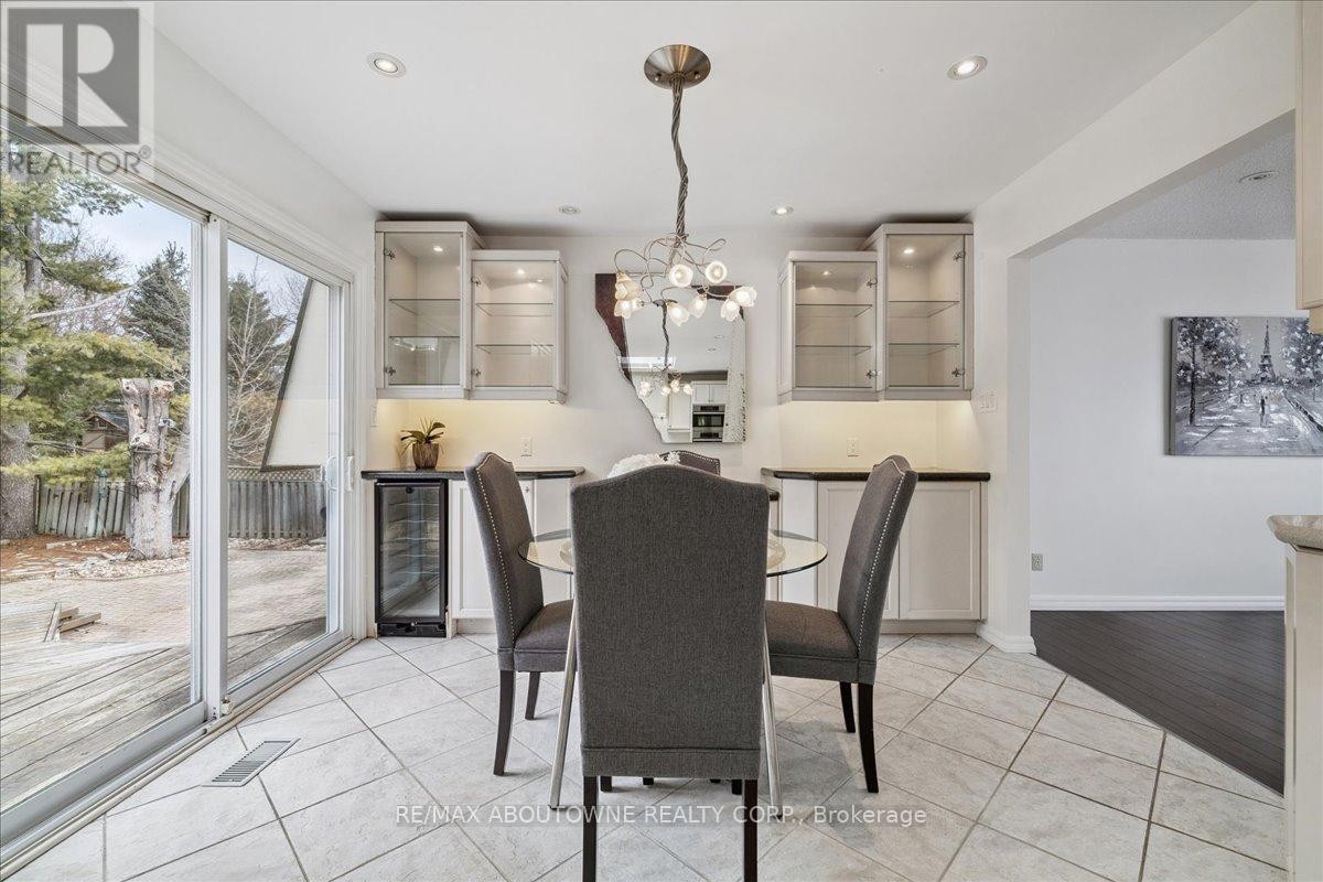 












25 BANNISDALE WAY

,
Hamilton (Carlisle),




Ontario
L0R1H2


