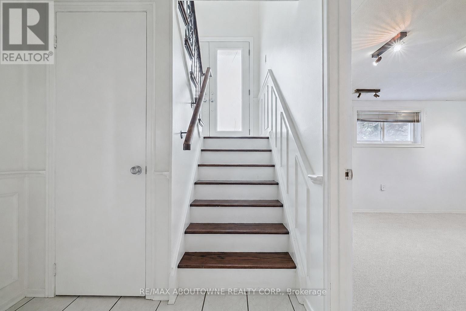 












25 BANNISDALE WAY

,
Hamilton (Carlisle),




Ontario
L0R1H2

