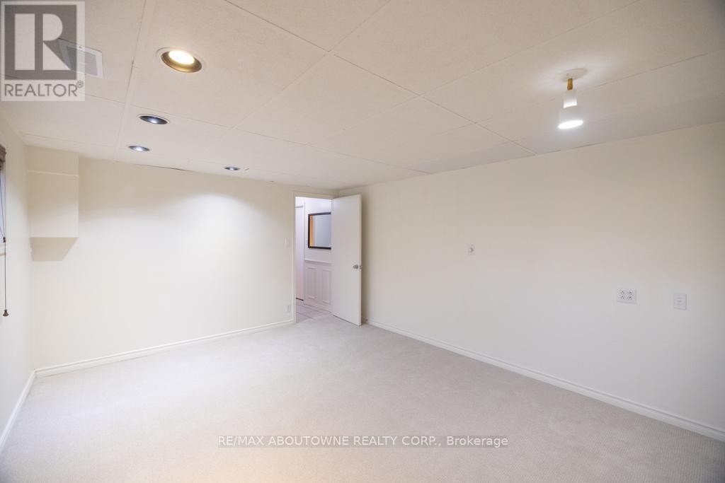 












25 BANNISDALE WAY

,
Hamilton (Carlisle),




Ontario
L0R1H2

