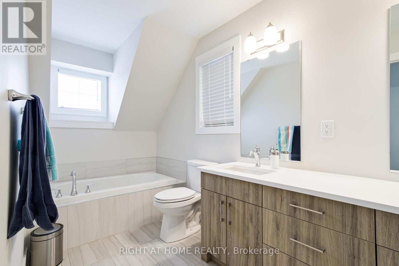 












181 COURTLAND STREET

,
Blue Mountains,




Ontario
L5N4V7

