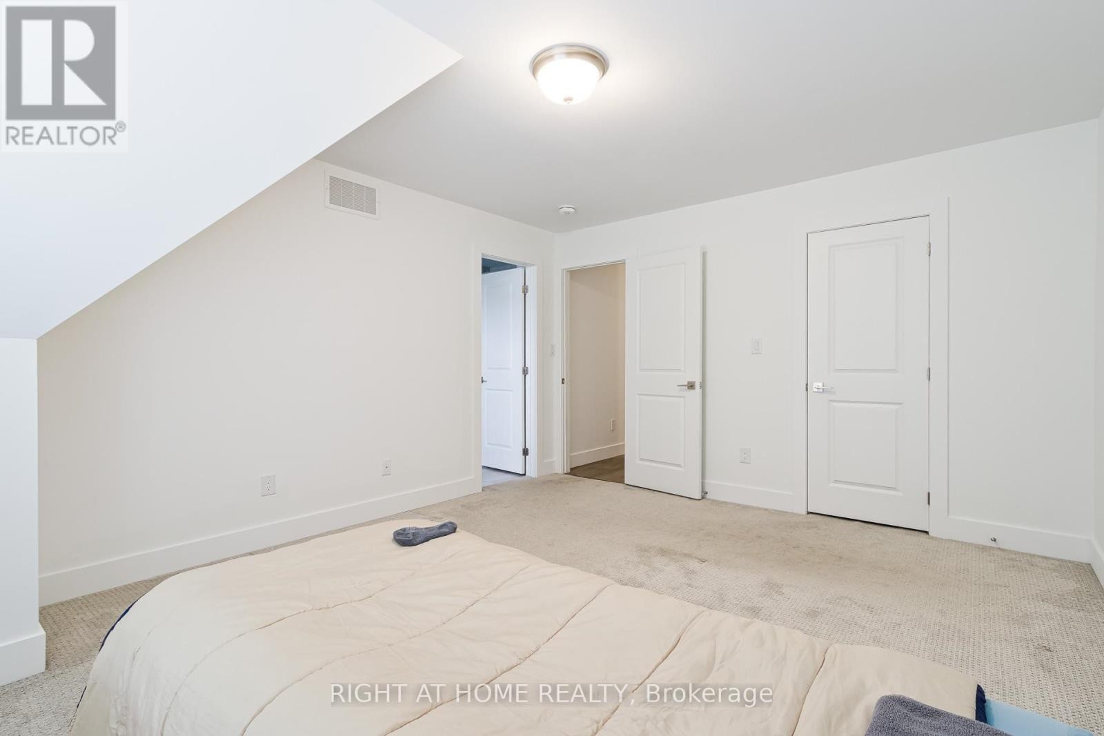 












181 COURTLAND STREET

,
Blue Mountains,




Ontario
L5N4V7

