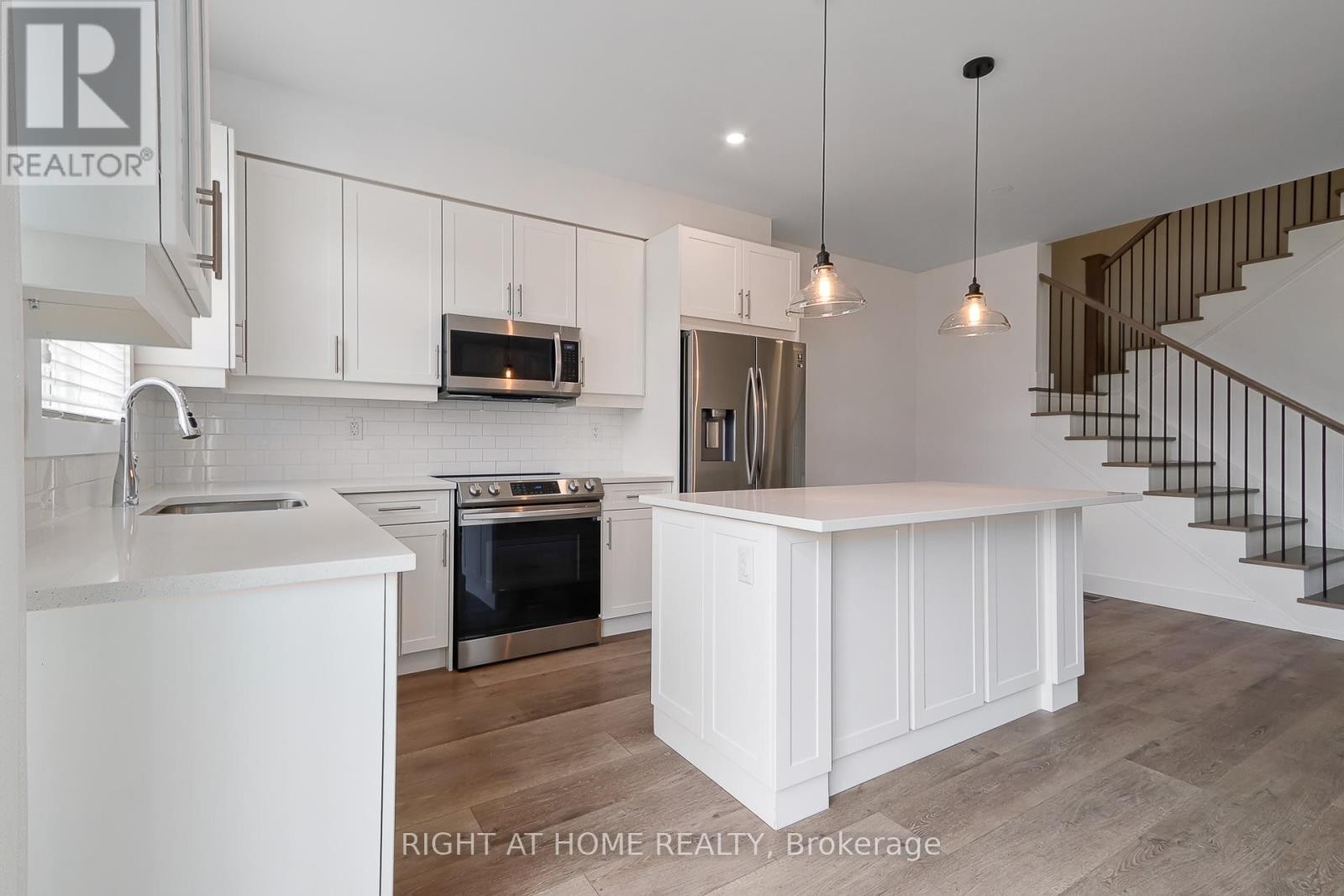 












181 COURTLAND STREET

,
Blue Mountains,




Ontario
L5N4V7

