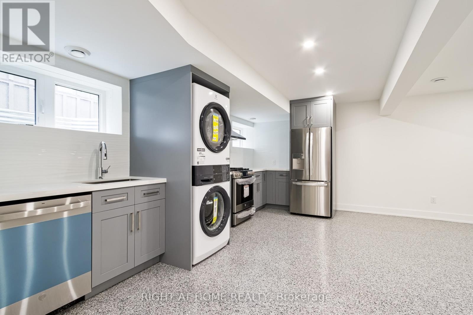 












LOWER - 181 COURTLAND STREET

,
Blue Mountains,




Ontario
L5N4V7

