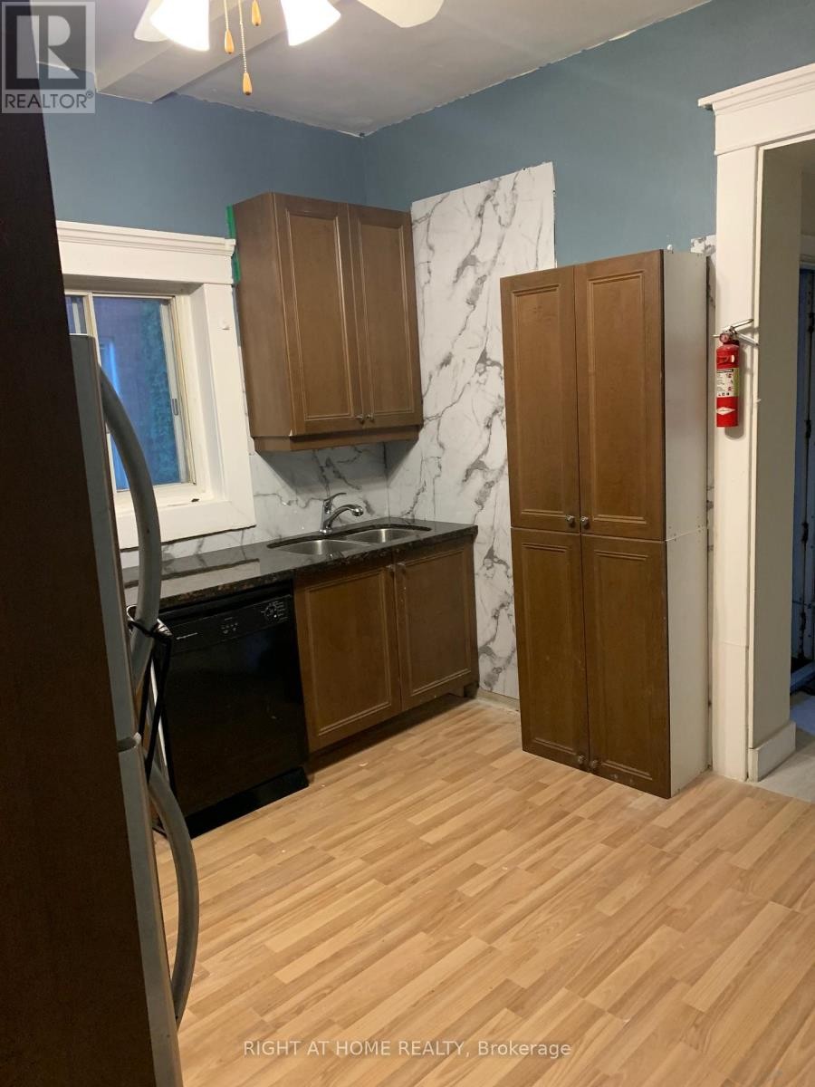 












541 AYLMER STREET N

,
Peterborough (Town Ward 3),




Ontario
K9H3W6

