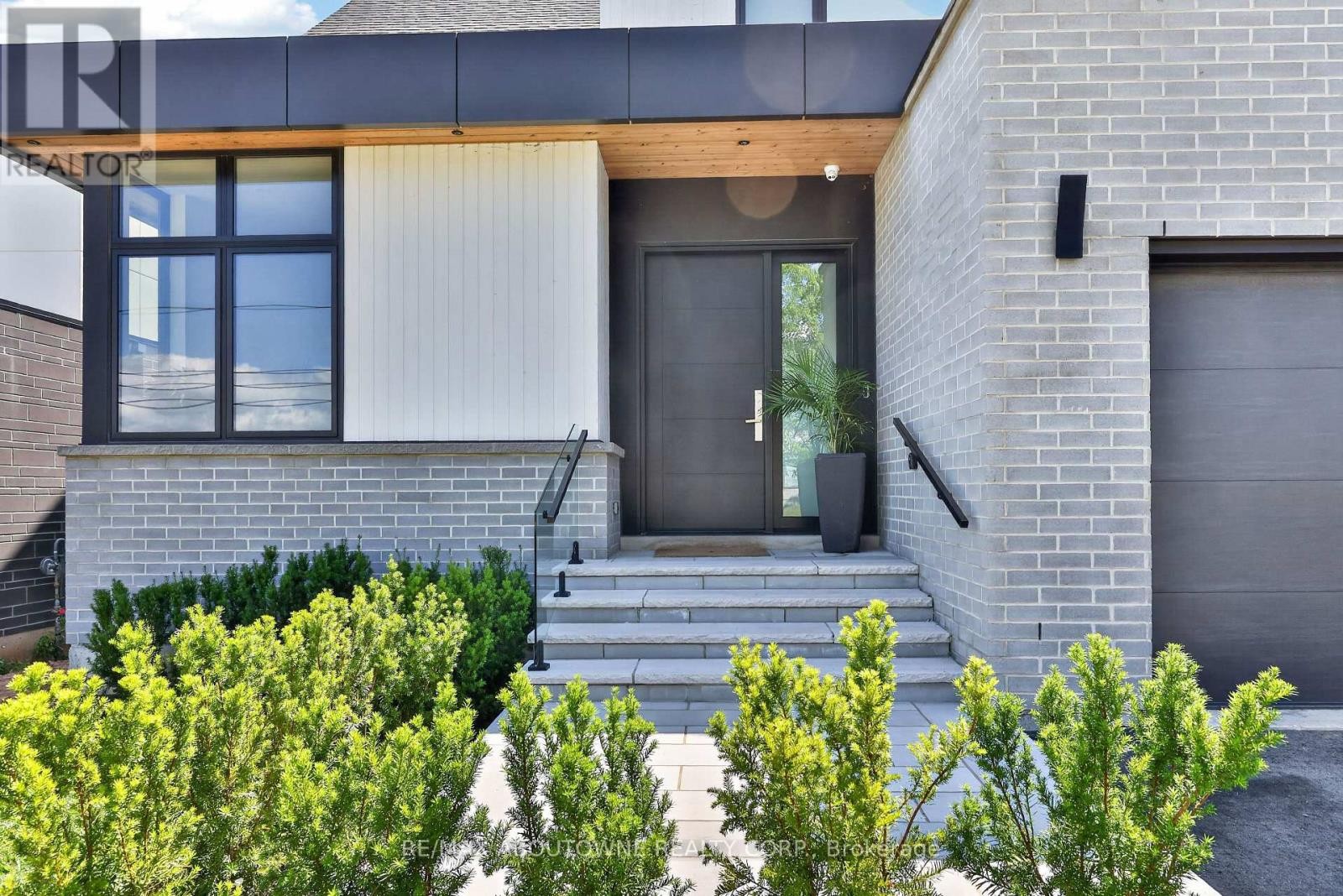 












70 UPPER MOUNT ALBION ROAD

,
Hamilton (Stoney Creek Mountain),




Ontario
L8J2S1

