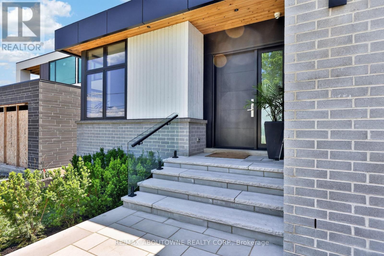 












70 UPPER MOUNT ALBION ROAD

,
Hamilton (Stoney Creek Mountain),




Ontario
L8J2S1

