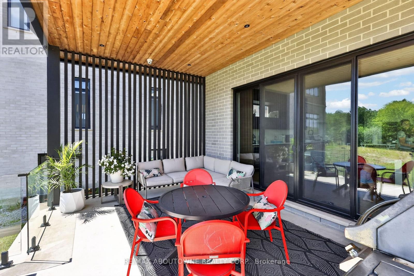 












70 UPPER MOUNT ALBION ROAD

,
Hamilton (Stoney Creek Mountain),




Ontario
L8J2S1

