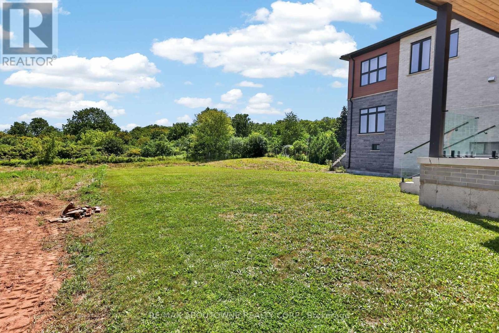 












70 UPPER MOUNT ALBION ROAD

,
Hamilton (Stoney Creek Mountain),




Ontario
L8J2S1

