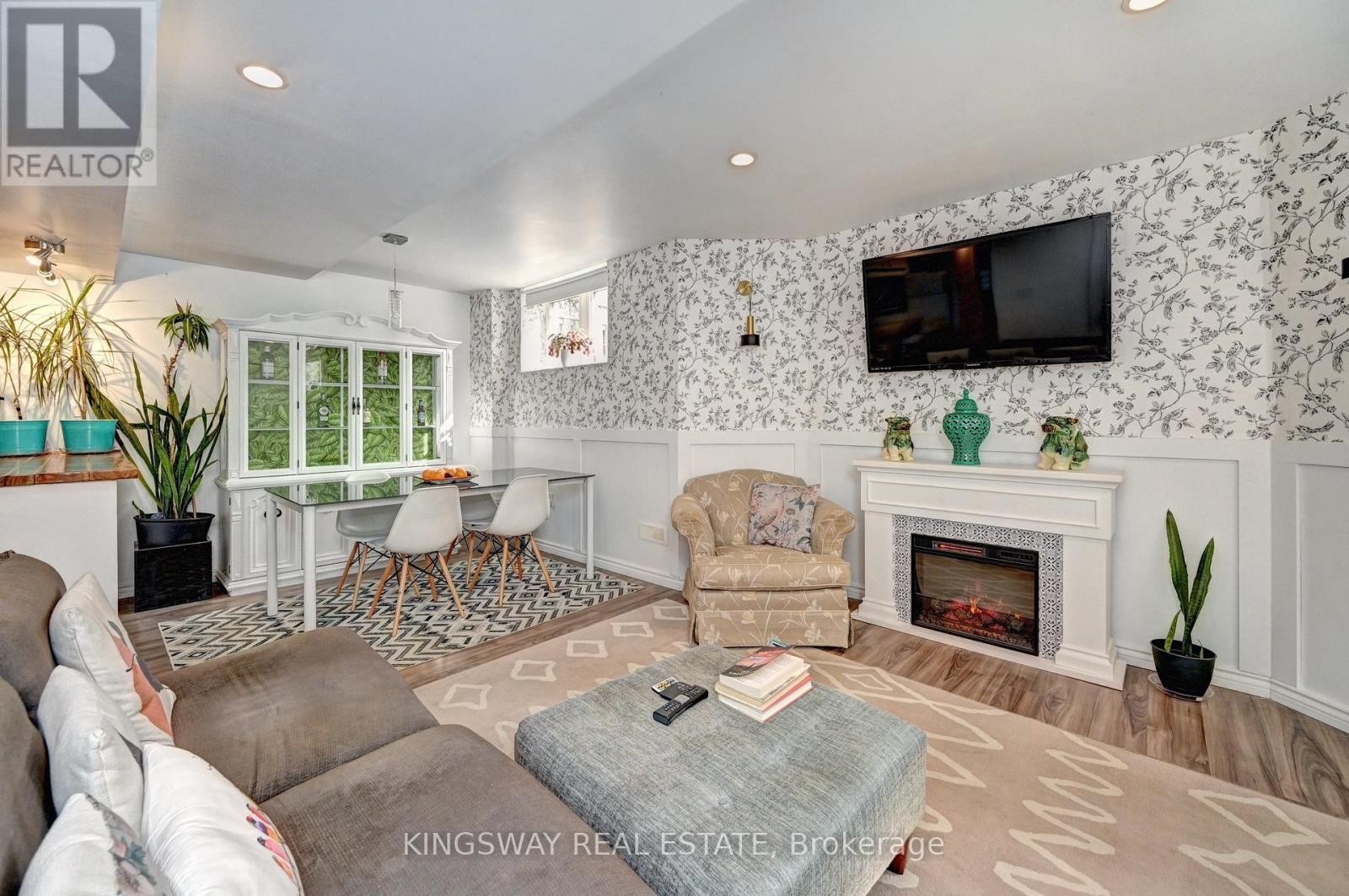 












222 BALDWIN DRIVE

,
Cambridge,




Ontario
N3C0B3

