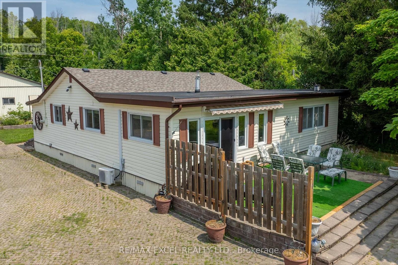 












665 NORTH SHORE DRIVE E

,
Otonabee-South Monaghan,




Ontario
P7B6B3

