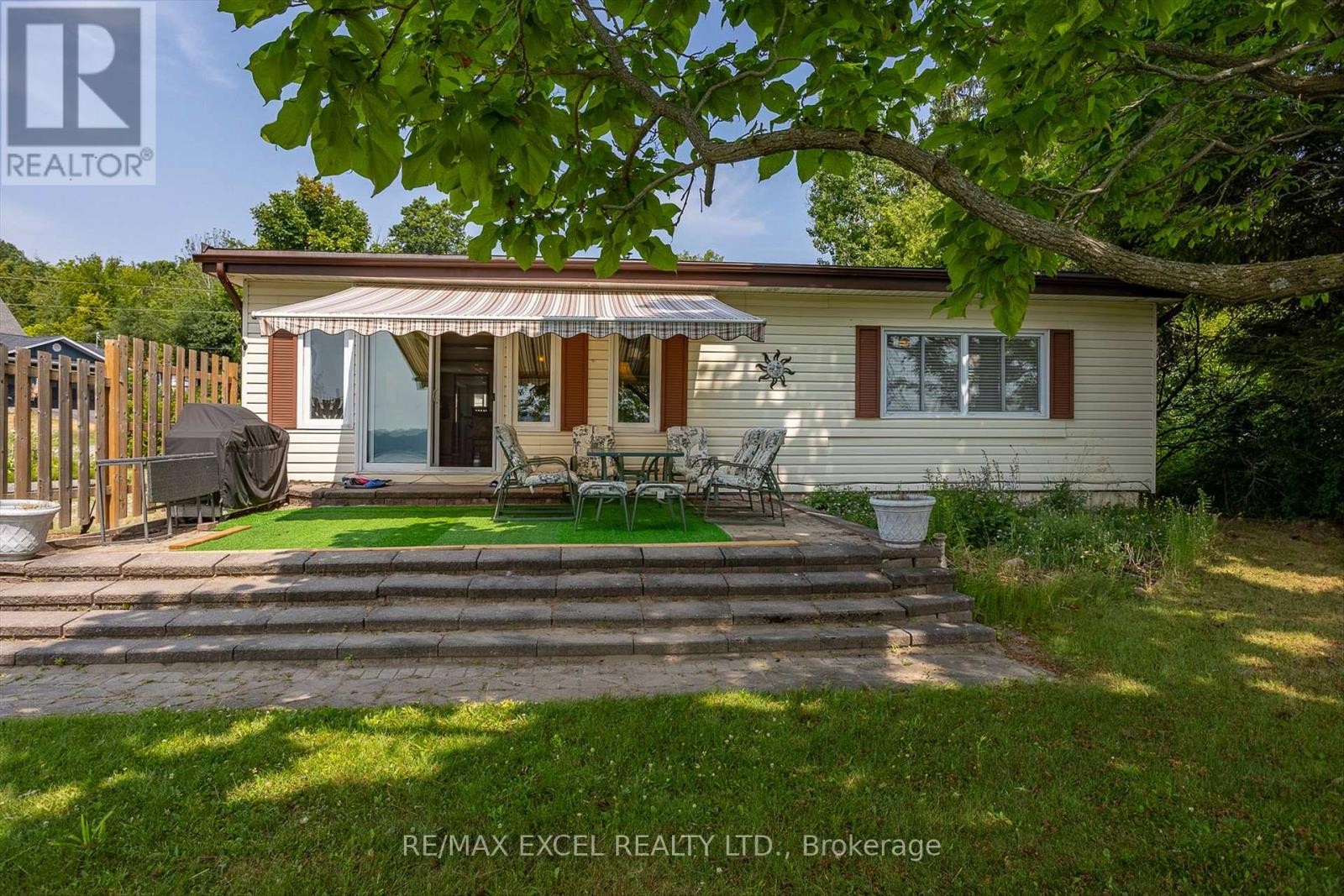 












665 NORTH SHORE DRIVE E

,
Otonabee-South Monaghan,




Ontario
P7B6B3

