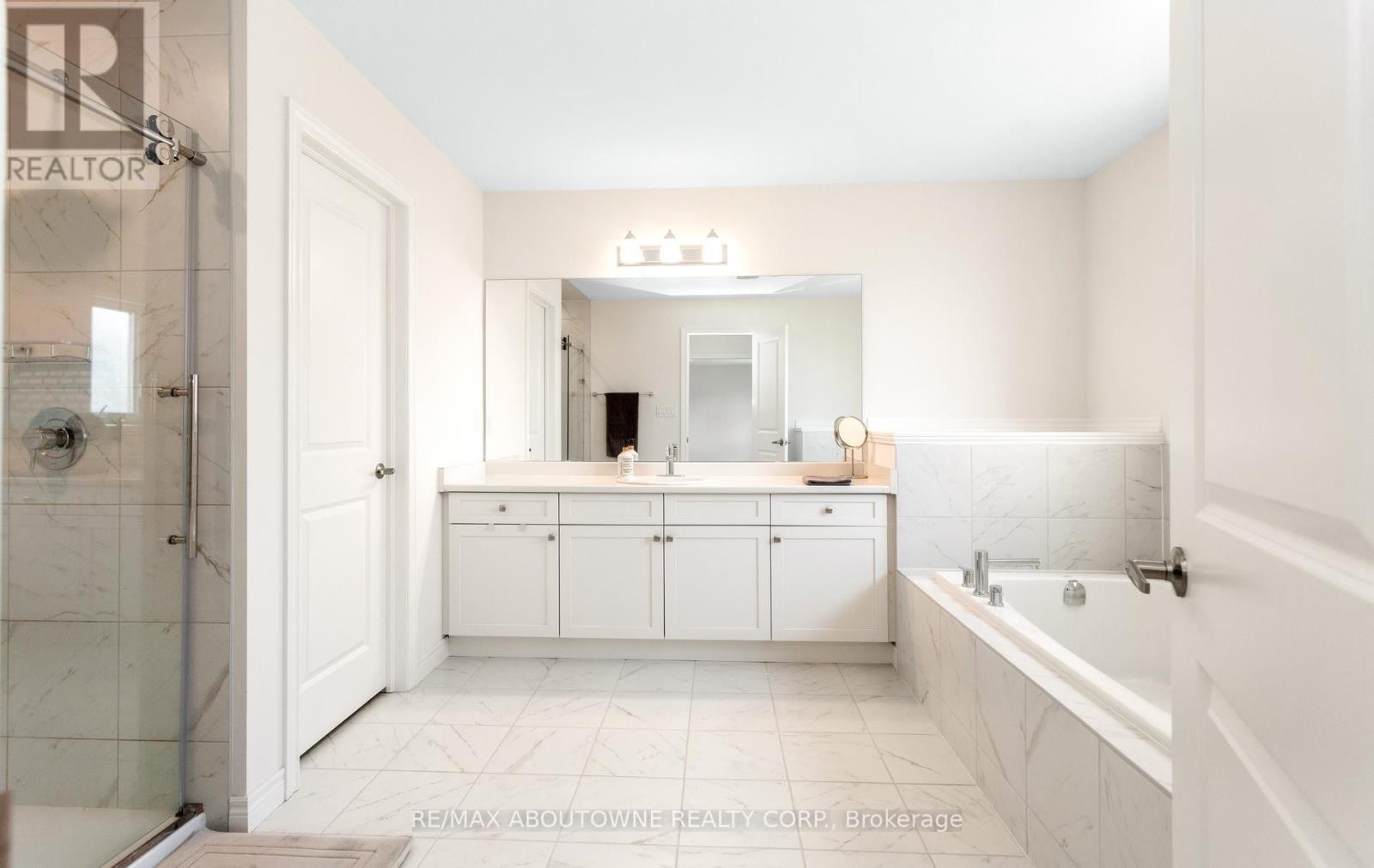 












10 MCGOVERN LANE

,
Brant (Paris),




Ontario
N3L0K3

