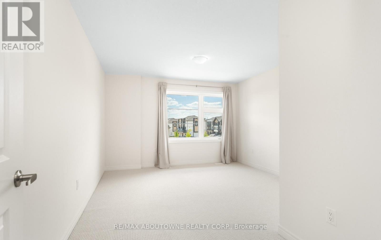 












10 MCGOVERN LANE

,
Brant (Paris),




Ontario
N3L0K3

