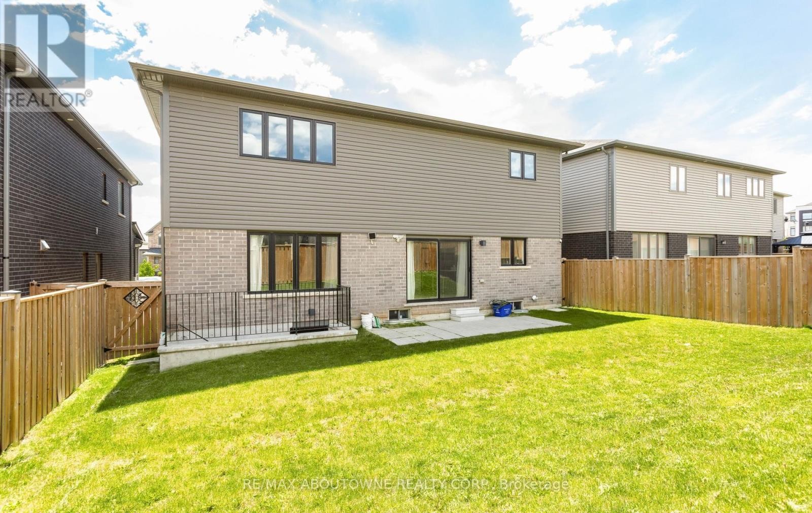 












10 MCGOVERN LANE

,
Brant (Paris),




Ontario
N3L0K3


