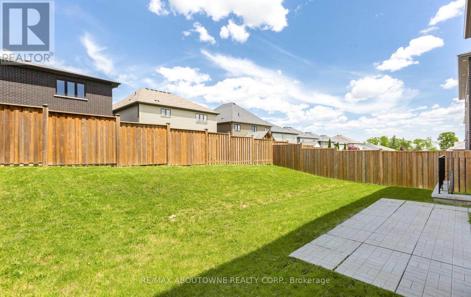 












10 MCGOVERN LANE

,
Brant (Paris),




Ontario
N3L0K3


