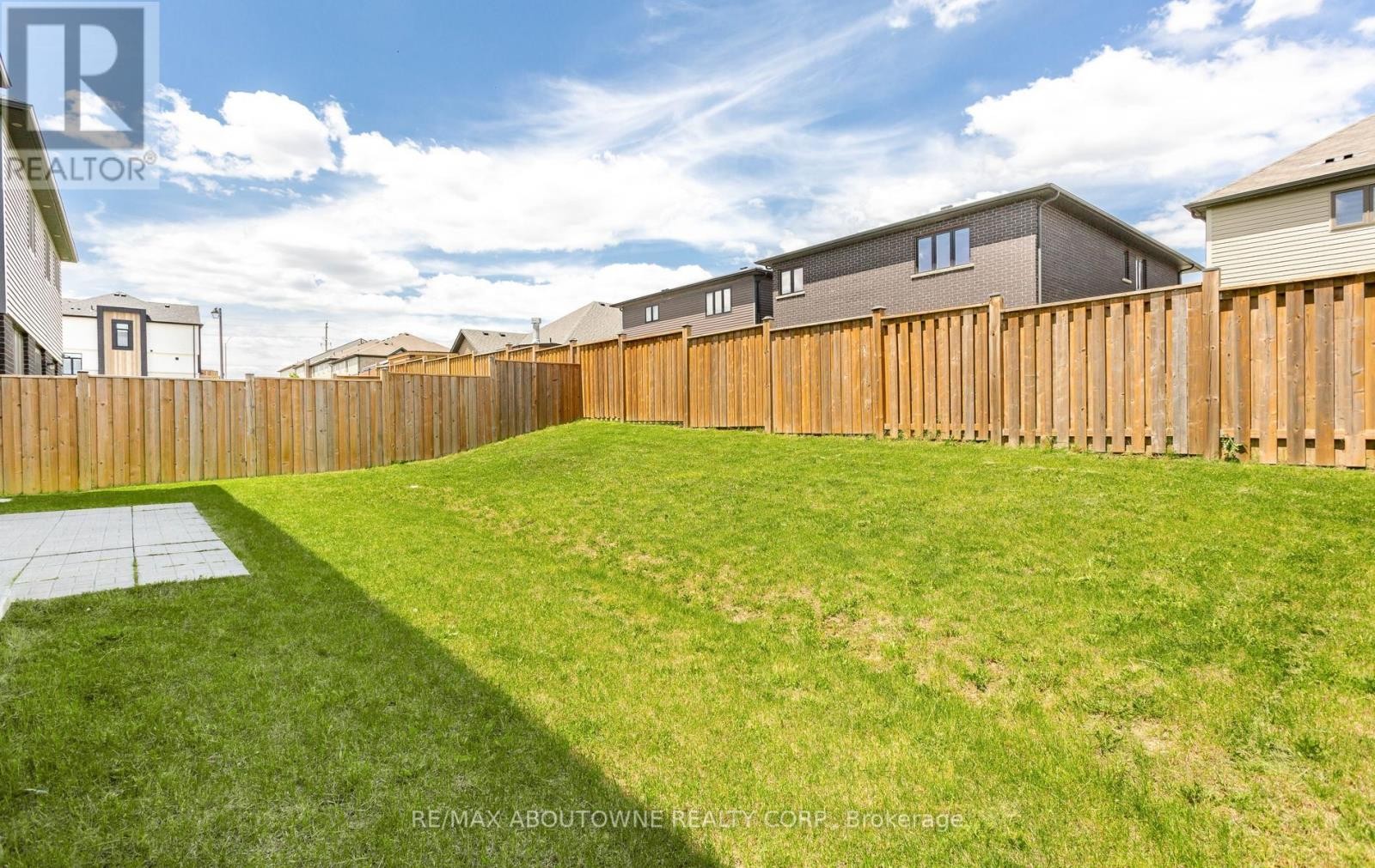 












10 MCGOVERN LANE

,
Brant (Paris),




Ontario
N3L0K3


