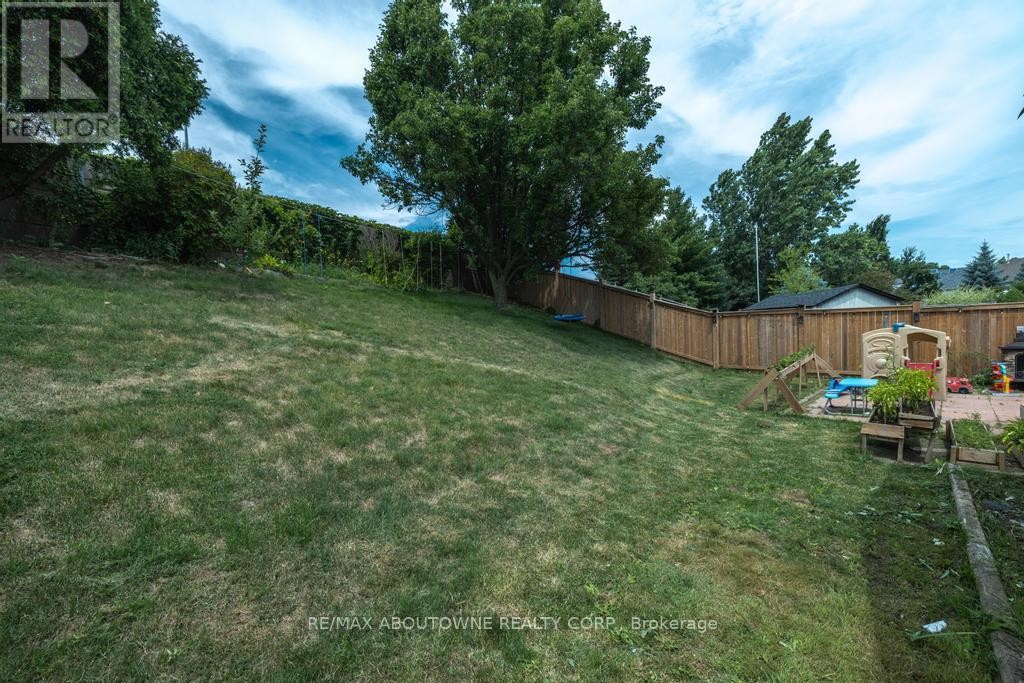 












14 SABLE DRIVE

,
Hamilton (Meadowlands),




Ontario
L9K1K9

