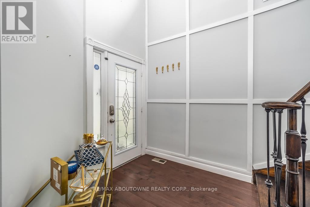 












14 SABLE DRIVE

,
Hamilton (Meadowlands),




Ontario
L9K1K9

