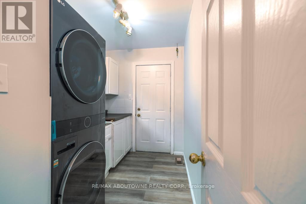 












14 SABLE DRIVE

,
Hamilton (Meadowlands),




Ontario
L9K1K9

