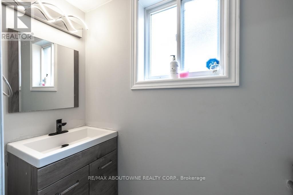 












14 SABLE DRIVE

,
Hamilton (Meadowlands),




Ontario
L9K1K9

