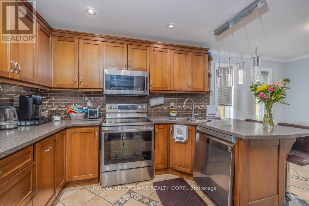 












14 SABLE DRIVE

,
Hamilton (Meadowlands),




Ontario
L9K1K9

