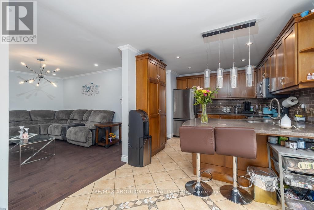 












14 SABLE DRIVE

,
Hamilton (Meadowlands),




Ontario
L9K1K9

