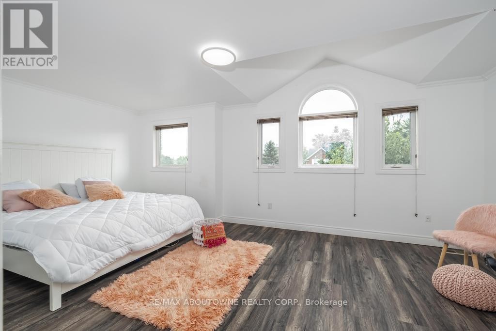 












14 SABLE DRIVE

,
Hamilton (Meadowlands),




Ontario
L9K1K9

