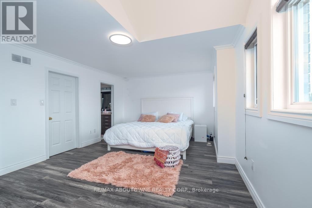 












14 SABLE DRIVE

,
Hamilton (Meadowlands),




Ontario
L9K1K9

