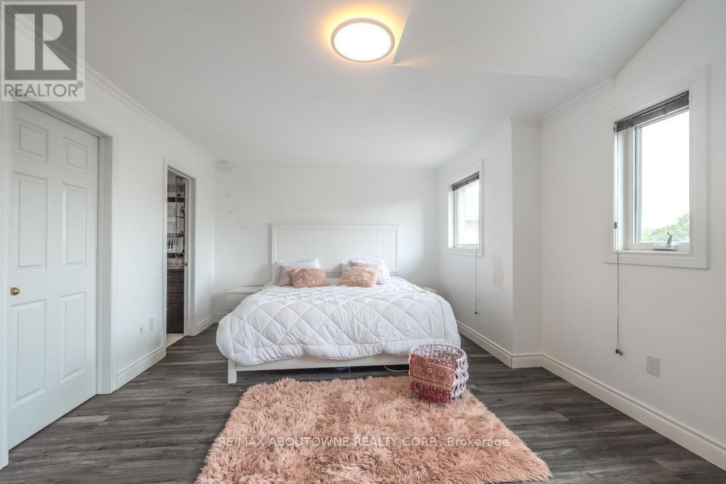 












14 SABLE DRIVE

,
Hamilton (Meadowlands),




Ontario
L9K1K9

