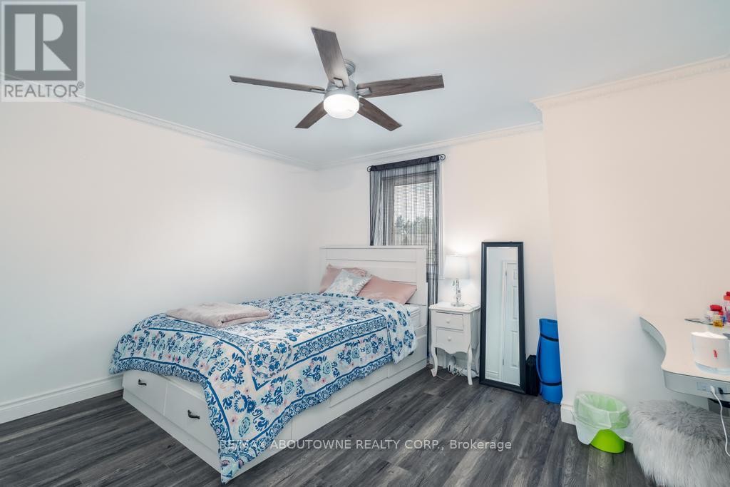 












14 SABLE DRIVE

,
Hamilton (Meadowlands),




Ontario
L9K1K9

