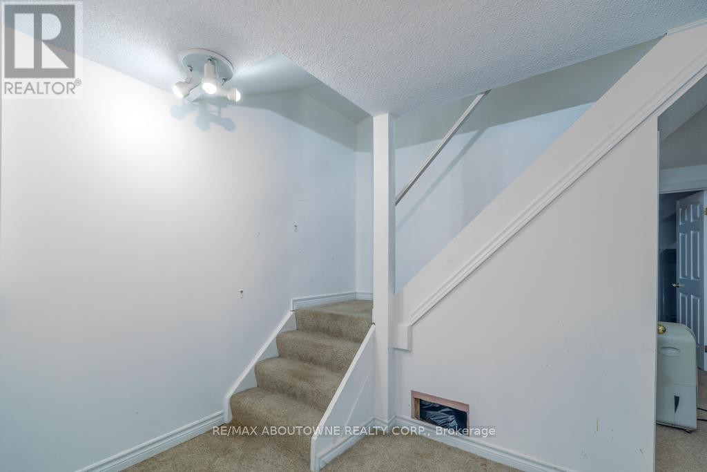 












14 SABLE DRIVE

,
Hamilton (Meadowlands),




Ontario
L9K1K9

