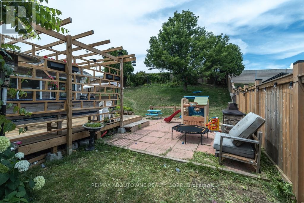 












14 SABLE DRIVE

,
Hamilton (Meadowlands),




Ontario
L9K1K9

