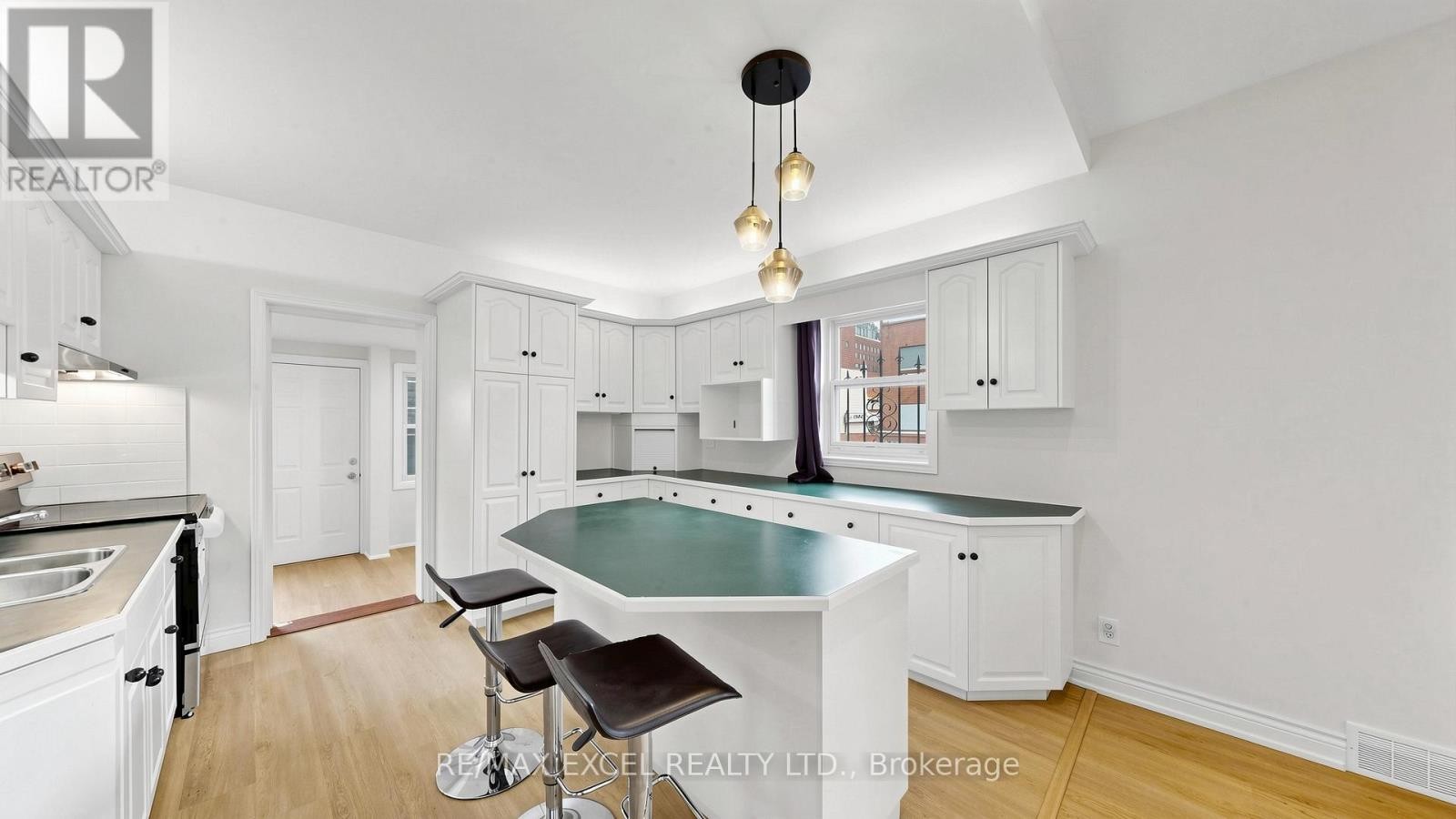 












259 VICTORIA AVENUE N

,
Hamilton (Landsdale),




Ontario
L8L5G3

