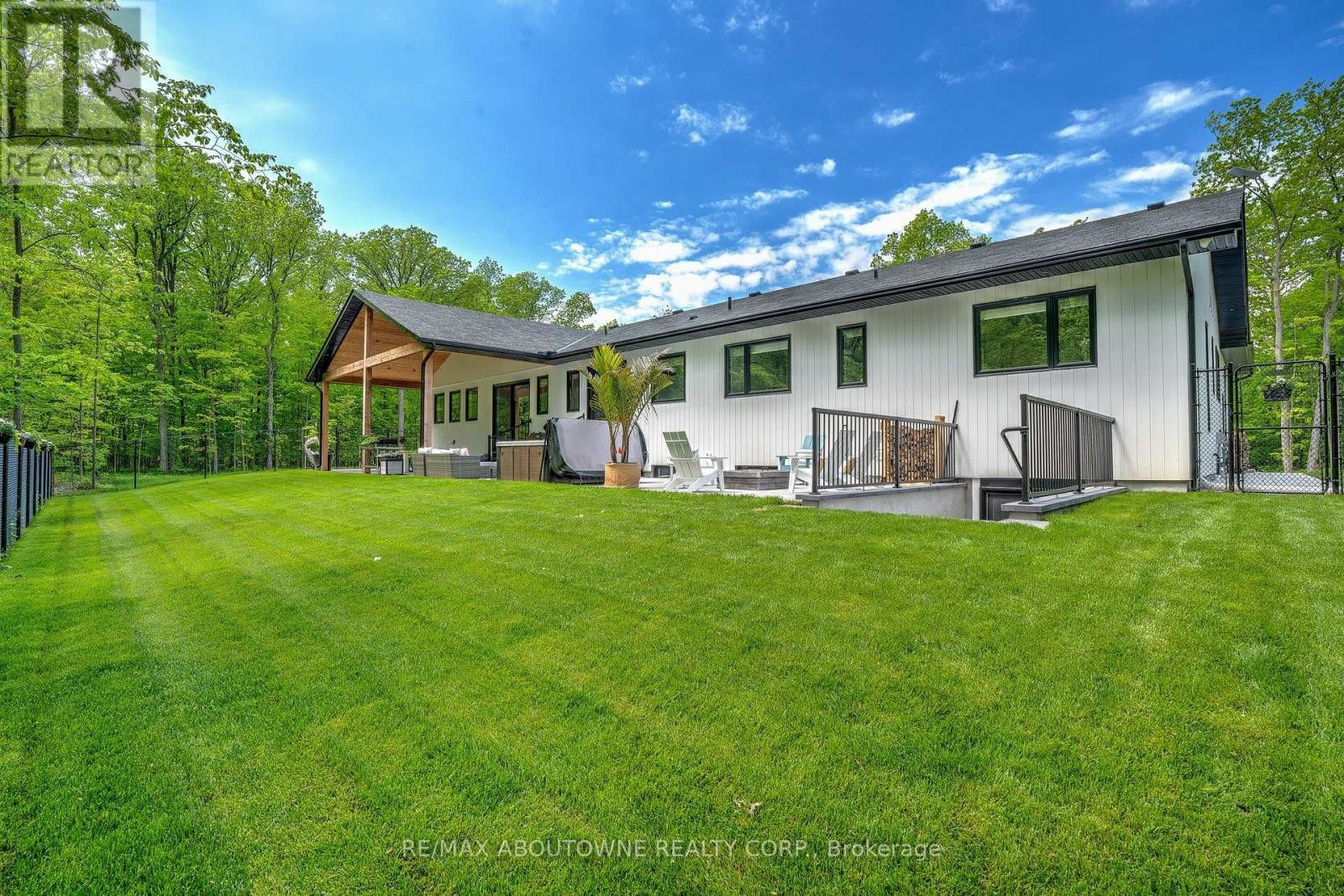 












295 ALLEN ROAD

,
Grimsby (Grimsby Escarpment),




Ontario
L3M4E7

